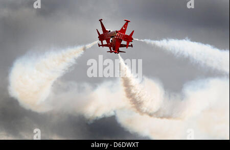 Une antenne arobatic équipe de l'air turque effectuer au cours de la deuxième journée que le spectacle aérien de Berlin (ILA) est ouvert au public à l'aéroport de Schoenefeld de Berlin, Allemagne, 15 septembre 2012. Le salon aéronautique de Berlin aura lieu du 11 au 16 septembre 2012. Photo : WOLFGANG KUMM Banque D'Images