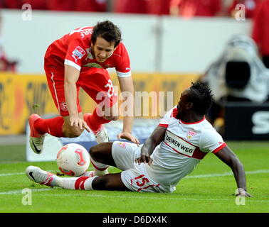 Stuttgart, Arthur Boka (R) convoite la la balle avec Duesseldorf's Robbie Kruse au cours de la Bundesliga match entre le VfB Stuttgart et Fortuna Düsseldorf à la Mercedes-Benz Arena de Stuttgart, Allemagne, 15 septembre 2012. Photo : BERND WEISSBROD (ATTENTION : EMBARGO SUR LES CONDITIONS ! Le LDF permet la poursuite de l'utilisation de jusqu'à 15 photos uniquement (pas sequntial photos ou vidéo-sim Banque D'Images