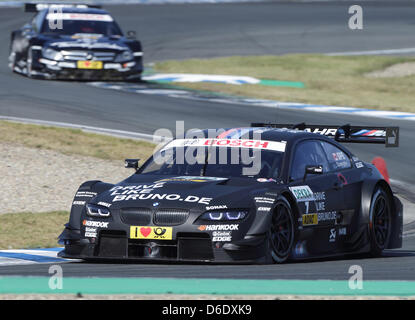 Bruno Spengler pilote BMW canadienne mène le champ en face de la Mercedes de Gary Paffett au cours de la huitième course de la Masters allemand de voitures de tourisme (DTM) à Oschersleben, Allemagne, 16 septembre 2012. Photo : JENS WOLF Banque D'Images