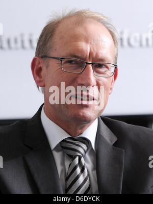 Wolfgang Leimgruber, Vice-président exécutif de la production et de la logistique Porsche AG, répond aux questions des journalistes lors d'un entretien avec l'agence de presse allemande dpa au siège de la société à Stuttgart-Zuffenhausen, Allemagne, le 13 septembre 2012. En 2018, Porsche espère vendre le double du nombre de voitures qu'il a en 2011. Photo : Bernd Weissbrod Banque D'Images