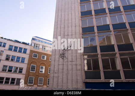 Banksy graffiti connu sous le nom de shopping à gogo à Bruton Street Londres près de la maison d'Enchères Bonhams Banque D'Images