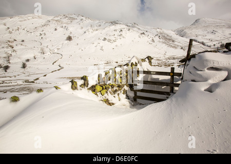 Helvellyn plâtré en neige pendant les temps d'hiver extrême à la fin mars 2013 les graves intempéries, Lake District, UK. Banque D'Images