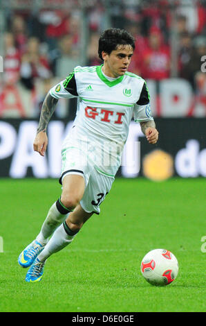 Wolfsburg's Fagner passe le ballon au cours de la DFB demi-finale entre le FC Bayern Munich et VfL Wolfsburg à l'Allianz Arena de Munich, Allemagne, 16 avril 2013. Le match s'est terminé 6-1. Photo : Marc Mueller Banque D'Images