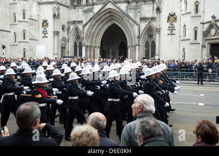 Londres, Royaume-Uni. 17 avril 2013. Le cercueil de Lady Thatcher passe le long de la bande sur un affût de canon, en route vers la Cathédrale St Paul pour des funérailles d'État. Le fait que Lady Thatcher a été donné des funérailles d'État et de l'État a conduit à des débats passionnés à la fois dans et hors du Parlement. Crédit : La Farandole Stock Photo/Alamy Live News Banque D'Images