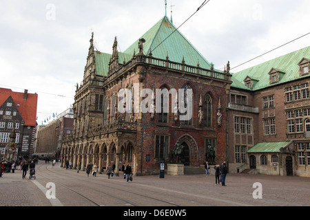 Des personnes non identifiées, en face de l'hôtel de ville (Rathaus) dans le centre de Brême, dans le nord-ouest de l'Allemagne, le 6 avril 2013. Banque D'Images