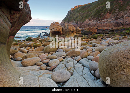 Les rochers et les formations rocheuses qui font de la plage de Porth Nanven Vallée dans des berceaux de Cornwall. Banque D'Images