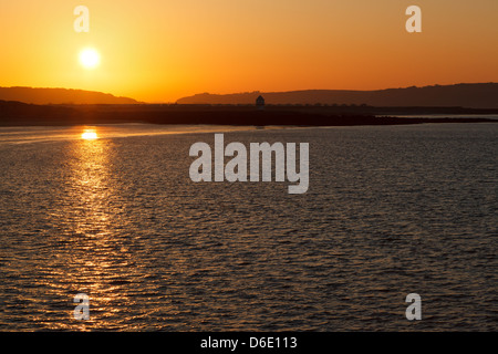 Lever du soleil sur la baie près de Porthcawl Trecco dans le sud du Pays de Galles Banque D'Images