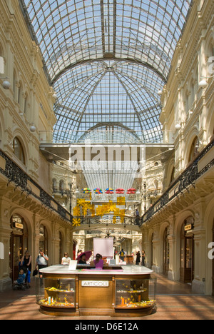 À l'intérieur du grand magasin GUM, Moscou, Russie Banque D'Images