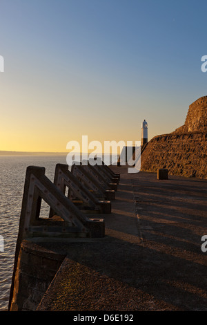 Le phare à Porthcawl en Galles du Sud, prises au lever du soleil Banque D'Images