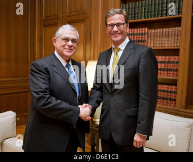 Le ministre des Affaires étrangères allemand Guido Westerwelle (FDP, R), serre la main avec le Premier Ministre grec Lucas Papademos à Athènes, Grèce, 15 janvier 2012. Westerwelle est à Athènes pour discuter de la crise financière en Grèce avec Papademos et ministre grec des affaires étrangères, Stavros Dimas. Photo : THOMAS IMO Banque D'Images