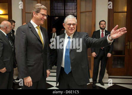 Le ministre des Affaires étrangères allemand Guido Westerwelle (FDP, L) rencontre le Premier Ministre grec Lucas Papademos à Athènes, Grèce, 15 janvier 2012. Westerwelle est à Athènes pour discuter de la crise financière en Grèce avec Papademos et ministre grec des affaires étrangères, Stavros Dimas. Photo : THOMAS OMI/IMOTHOMAS PHOTOTHEK.NET Banque D'Images