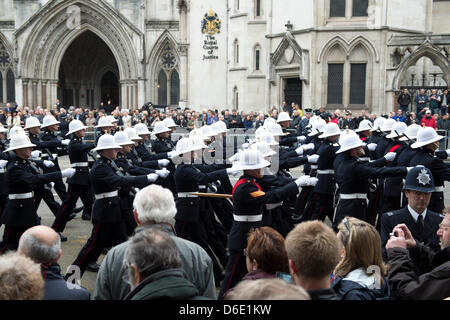 Londres, Royaume-Uni. 17 avril 2013. Le cercueil de Lady Thatcher passe le long de la bande sur un affût de canon, en route vers la Cathédrale St Paul pour des funérailles d'État. Le fait que Lady Thatcher a été donné des funérailles d'État et de l'État a conduit à des débats passionnés à la fois dans et hors du Parlement. Crédit : La Farandole Stock Photo/Alamy Live News Banque D'Images