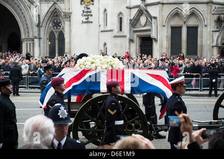 Londres, Royaume-Uni. 17 avril 2013. Le cercueil de Lady Thatcher passe le long de la bande sur un affût de canon, en route vers la Cathédrale St Paul pour des funérailles d'État. Le fait que Lady Thatcher a été donné des funérailles d'État et de l'État a conduit à des débats passionnés à la fois dans et hors du Parlement. Crédit : La Farandole Stock Photo/Alamy Live News Banque D'Images