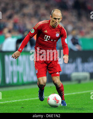 La Munich Arjen Robben joue la balle au cours de la DFB demi-finale entre le FC Bayern Munich et VfL Wolfsburg à l'Allianz Arena de Munich, Allemagne, 16 avril 2013. Le match s'est terminé 6-1. Photo : Thomas Eisenhuth Banque D'Images