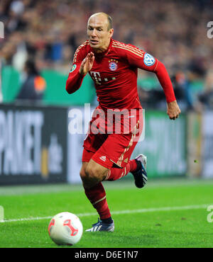 La Munich Arjen Robben joue la balle au cours de la DFB demi-finale entre le FC Bayern Munich et VfL Wolfsburg à l'Allianz Arena de Munich, Allemagne, 16 avril 2013. Le match s'est terminé 6-1. Photo : Thomas Eisenhuth Banque D'Images