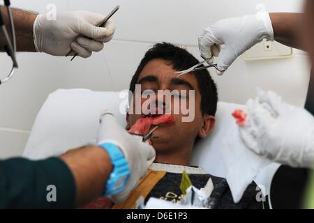 Avertissement CES IMAGES CONTIENNENT LE CONTENU GRAPHIQUE DARKOUSH, Syrie : un enfant syrien reçoit points sur ses lèvres le 15 avril 2013, à Darkoush, la Syrie. 45 médecins sud-africains sont en Syrie, en collaboration avec le don de l'organisation de l'aide de soignants d'un hôpital local. (Photo par Gallo Images / Photos / Felix24 Dlangamandla) Banque D'Images