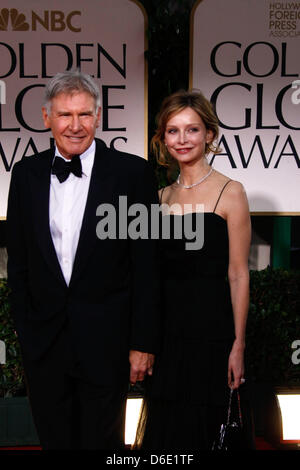 Acteurs américains Harrison Ford et Calista Flockhart assister à la 69e assemblée annuelle Golden Globe Awards présenté par la Hollywood Foreign Press Association (dans l'hôtel Beverly Hilton à Los Angeles, USA, le 15 janvier 2012. Photo : Hubert Boesl Banque D'Images