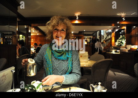 Woman enjoying pot de thé à Bettys Cafe Salons de thé dans la chambre, en bas, à York Yorkshire UK Banque D'Images