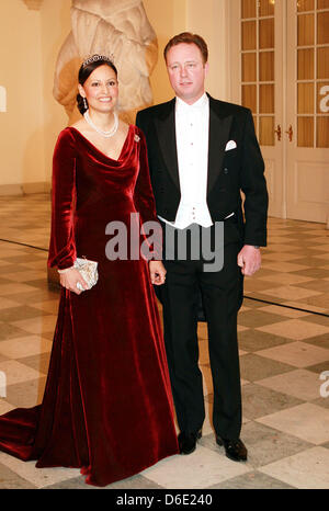 Carina Axelsson et son partenaire Gustav Prince héréditaire de Sayn-Wittgenstein-Berleburg arrivent pour le dîner de gala au château de Christiansborg à l'occasion de la reine Margrethe du Danemark 40e jubilé du trône à Copenhague, Danemark, 15 janvier 2012. Photo : PRE-Albert Nieboer Pays-bas OUT Banque D'Images