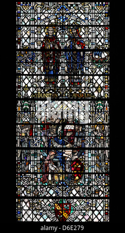 Vitrail représentant St Dunstan et St Anselme, cathédrale anglicane de Liverpool Banque D'Images