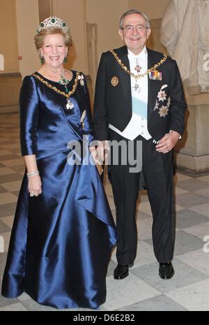 L'ancien roi Constantin II de Grèce, son épouse Anne-Marie arrivent pour le dîner de gala à l'occasion du 40ème jubilé de la Reine Margrethe à Église de Christiansborg à Copenhague, Danemark, 15 janvier 2012. Photo : Patrick van Katwijk Pays-bas OUT Banque D'Images