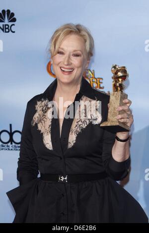 La meilleure actrice gagnant gagnant Meilleure actrice Meryl Streep pose dans la salle de presse de la 69e assemblée annuelle Golden Globe Awards présenté par la Hollywood Foreign Press Association (dans l'hôtel Beverly Hilton à Los Angeles, USA, le 15 janvier 2012. Photo : Hubert Boesl Banque D'Images