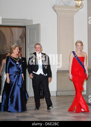 L'ancien roi Constantin II de Grèce, son épouse Anne-Marie (L) et de la princesse Théodora de Grèce arrivent pour le dîner de gala à l'occasion du 40ème jubilé de la Reine Margrethe à Église de Christiansborg à Copenhague, Danemark, 15 janvier 2012. Photo : Patrick van Katwijk Pays-bas OUT Banque D'Images