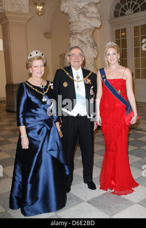 L'ancien roi Constantin II de Grèce, son épouse Anne-Marie (L) et de la princesse Théodora de Grèce arrivent pour le dîner de gala à l'occasion du 40ème jubilé de la Reine Margrethe à Église de Christiansborg à Copenhague, Danemark, 15 janvier 2012. Photo : Patrick van Katwijk Pays-bas OUT Banque D'Images