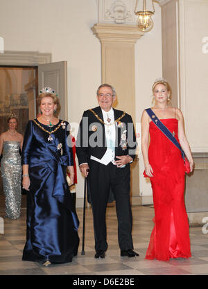 L'ancien roi Constantin II de Grèce, son épouse Anne-Marie (L) et de la princesse Théodora de Grèce arrivent pour le dîner de gala à l'occasion du 40ème jubilé de la Reine Margrethe à Église de Christiansborg à Copenhague, Danemark, 15 janvier 2012. Photo : Patrick van Katwijk Pays-bas OUT Banque D'Images