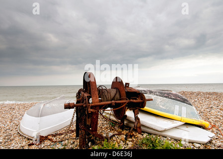 Bateaux et Rusty treuil sur le rivage à Selsey Bill, Royaume-Uni L'industrie de la pêche Banque D'Images