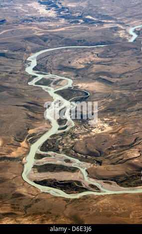 (Dossier) une archive photo datée du 17 novembre 2008 montre clairement une vue aérienne d'une rivière qui coule à travers la pampa, près de la ville d'El Calafate, en Patagonie, Argentine. Photo : Jan Woitas Banque D'Images