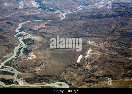 (Dossier) une archive photo datée du 17 novembre 2008 montre clairement une vue aérienne d'une rivière qui coule à travers la pampa, près de la ville d'El Calafate, en Patagonie, Argentine. Photo : Jan Woitas Banque D'Images