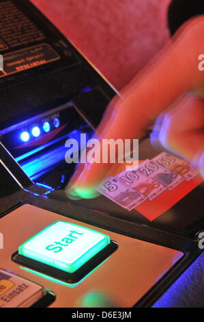 (Afp) - Une archive photo, datée du 7 mai 2011, montre une illustration d'un doigt pointant sur une machine de jeu à Francfort-sur-Main, Allemagne. Les paroisses dans l'état de Hesse sont en colère contre le récent boom dans des salles de jeu. Le gouvernement de l'état de Hesse travaille sur un projet de loi qui prévoit l'ouverture plus strictes hourse appliquée à des salles de jeu. Photo : Marc N.r.i.t. Banque D'Images