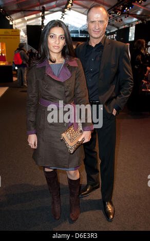 Megha Mittal (l), président et directeur général de la marque de luxe allemande de mode Escada et Escada boss Bruno Sälzer assiste à l'Escada Sport show lors de la Mercedes-Benz Fashion Week à Berlin, Allemagne, 18 janvier 2012. La présentation de l'automne/hiver 2012/2013 collections aura lieu du du 18 au 21 janvier 2012. Photo : Joerg Carstensen dpa/lbn Banque D'Images