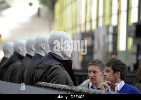 Visiteurs ressemble au cours de la journée d'ouverture de la fashion fair "Pain et beurre" sur l'étiquette 'trellson" à l'ancien aéroport de Tempelhof à Berlin, Allemagne, 18 janvier 2012. La présentation de l'automne/hiver 2012/2013 collections aura lieu du 18 au 20 janvier 2012. Photo : dpa Stache Soeren/lbn  + + +(c) afp - Bildfunk + + + Banque D'Images