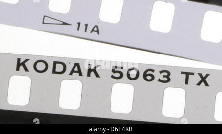 Les lettres '5063' Kodak TX est visible sur les films négatifs noir et blanc de l'entreprise Kodak en Munich, Allemagne, le 19 janvier 2012. Pionnier de la photographie Kodak, qui a dominé les ventes des films d'une grande partie du xxe siècle, a été en pourparlers avec les banques à déclarer faillite. Selon les déclarations officielles de Kodak, le 19 janvier 2012, la société a l'intention de poursuivre le travail du Banque D'Images