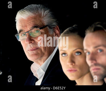 L'acteur allemand Sky Dumont (L) et ex-skijumper Sven Hannawald (L) et petite amie Alena Gerber assister à la Laurel montrer lors de la Mercedes-Benz Fashion Week à Berlin, Allemagne, le 19 janvier 2012. La présentation de l'automne/hiver 2012/2013 collections aura lieu du 18 au 20 janvier 2012. Photo : dpa Stache Soeren/lbn  + + +(c) afp - Bildfunk + + + Banque D'Images