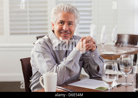 Hispanic businessman smiling in cafe Banque D'Images