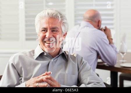 Hispanic businessman laughing in cafe Banque D'Images