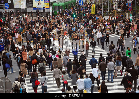 Scène de rue japonais montrant des foules de gens qui traversent la rue sur un passage pour piétons à Shibuya, Tokyo, Japon Banque D'Images