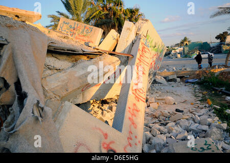 Vue d'un mur détruit d'un immeuble de bureaux dans le quartier de Bab al-Azizia de Tripoli, Libye, 3 décembre 2011. Le quartier de Bab al-Azizia est l'un des objectifs de l'intensification des campagnes de bombardement de l'OTAN à partir de la fin de mars 2011 lors de la guerre civile libyenne. La zone accmmodated divers palais, bureaux d'administration et le siège militaire de la Jamahiriya Banque D'Images