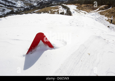 Les amoncellements de neige massive sur le côté de la route au-dessus de la Puce Ambleside dans le Lake District, Banque D'Images