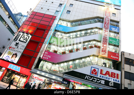 Lumières de commerces et bâtiments de Akihabara Electric Town Scène de rue à Tokyo, Japon Banque D'Images