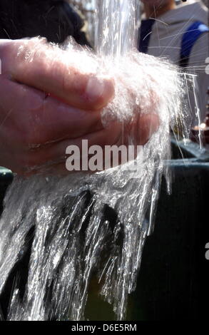 Fichier - ILLUSTRATION - illustration d'une archive photo datée du 30 janvier 2003 montre l'eau potable et verser dans un cupped hand à Dresde, Allemagne. L'eau potable de l'Allemand waterworks est presque toujours impeccable. C'est le résultat du dernier rapport sur la qualité de l'eau potable par le ministère de la santé allemand un Banque D'Images