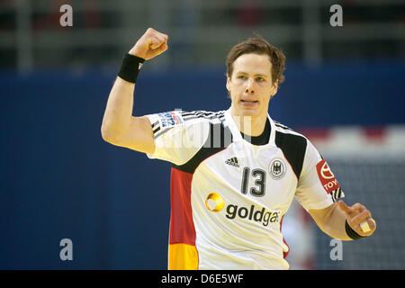 Le Sven-Soeren Christophersen célèbre un but durant le championnat d'Europe de handball match du groupe B entre l'Allemagne et la Suède à Nis, Serbie, 19 janvier 2012. Photo : Jens Wolf Banque D'Images