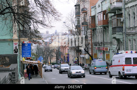 Les voitures et les piétons se déplacent à travers le trafic important dans le centre-ville de Kiev, Ukraine, le 11 novembre 2011. La capitale de l'Ukraine est l'une des villes-sites dans l'Ukraine et la Pologne d'accueillir le championnat d'Europe de football 2012. Stade de Kiev Olmypic accueillera les matchs de ronde préliminaire, un quart match final et le match de l'EURO 2012 de la Fina. Photo : Thomas Eisenhuth Banque D'Images