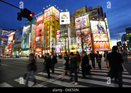 Scène de nuit des bâtiments, des panneaux et des feux dans la rue à Akihabara Electric Town,, Tokyo, Japon Banque D'Images