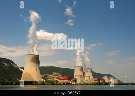 EUROPE, France, Rhône, centrale nucléaire de Cruas Meysse, avec les tours de refroidissement et de la fumée, et les éoliennes Banque D'Images