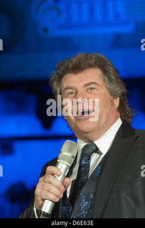 Musicien folklorique autrichienne et présentatrice TV Andy Borg chante sur scène dans le cadre de la tournée 2012 usikantenstadl «' dans Essenbach, Allemagne, le 19 janvier 2012. Musikantenstadl est un programme diffusé en direct à la télévision avec de la musique folklorique et populaire a entrepris une tournée avec shows en Allemagne, Autriche, Suisse, la France et le Danemark. Photo : Armin Weigel Banque D'Images