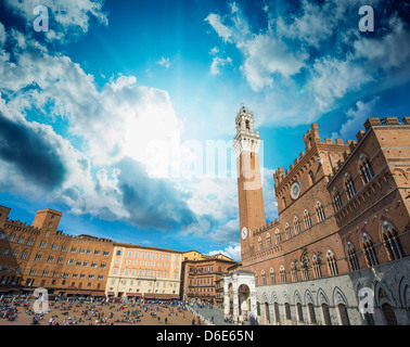 Grand-angle magnifique vue sur la Piazza del Campo à Sienne, Italie. Banque D'Images